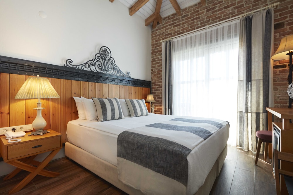Deluxe Double Room - Photo 8