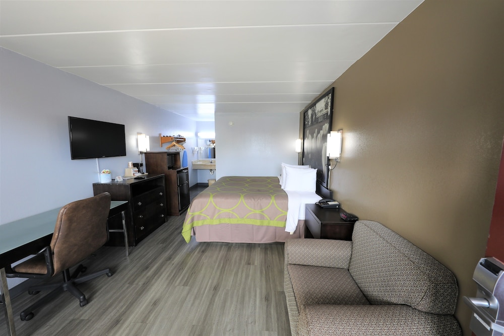 Room, 1 King Bed, Accessible, Smoking (Mobility) - Photo 1
