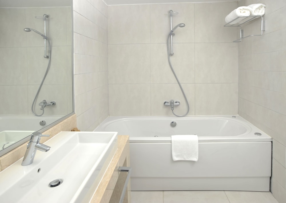 Honeymoon Suite - Photo 3