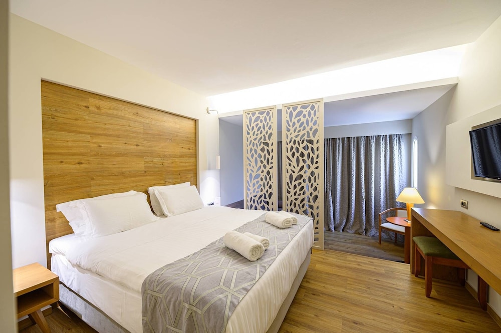 Superior Room, Balcony, Garden View