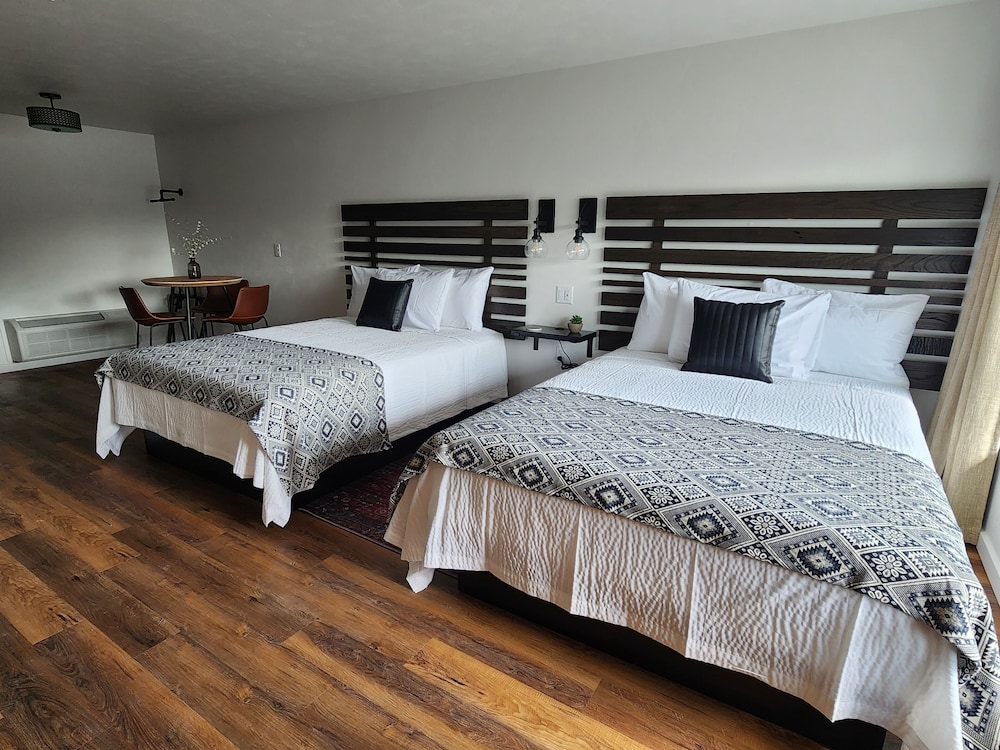 Room, 2 Queen Beds, Kitchenette photo 1