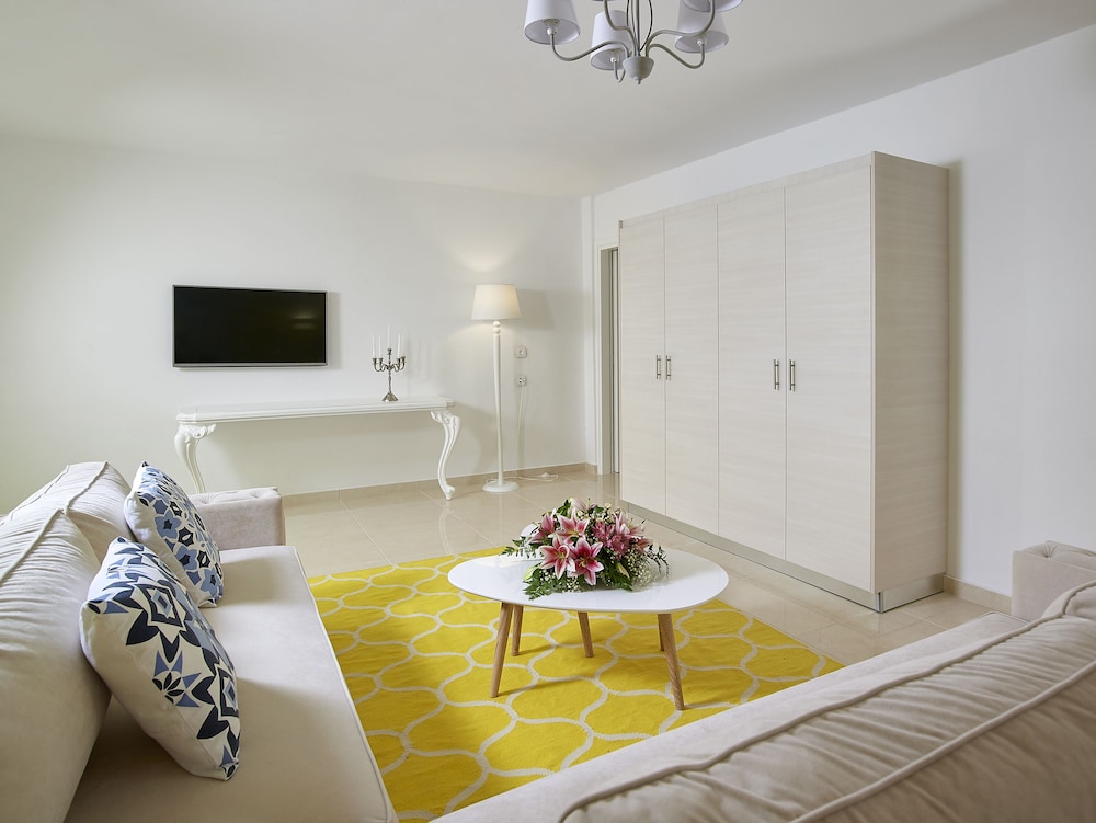 Grand Family Suite 2 Bedrooms Sharing Pool