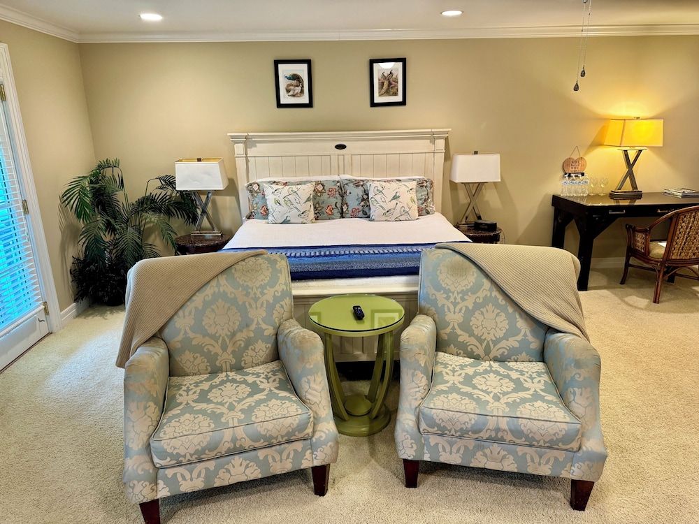 Suite, 1 King Bed, Private Bathroom, Lake View photo 1