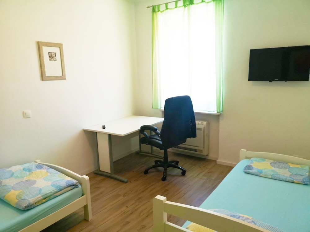 Room, 2 Twin Beds, Shared Bathroom
