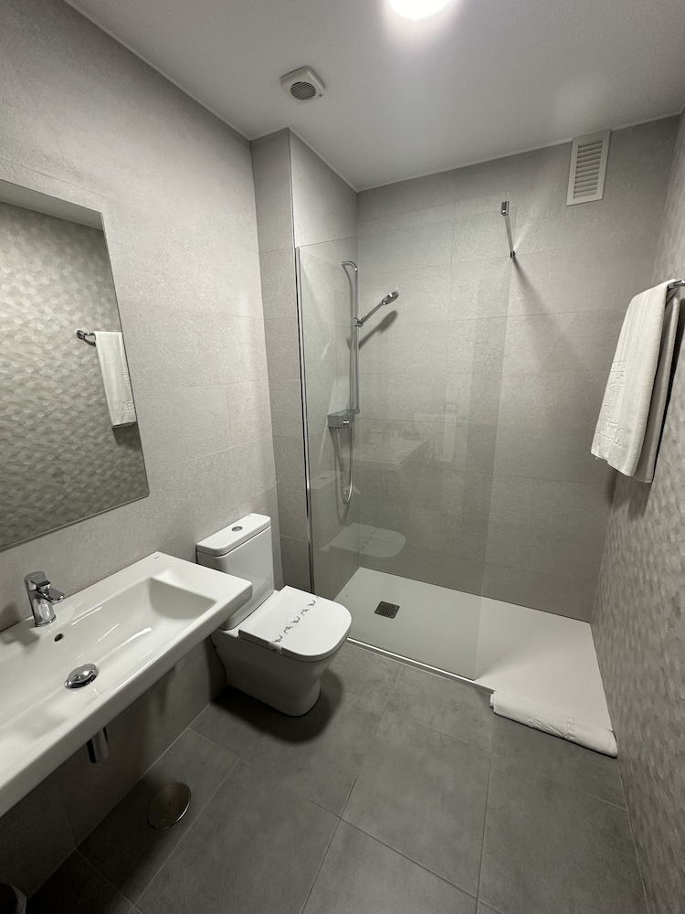 Standard Double or Twin Room - Photo 16