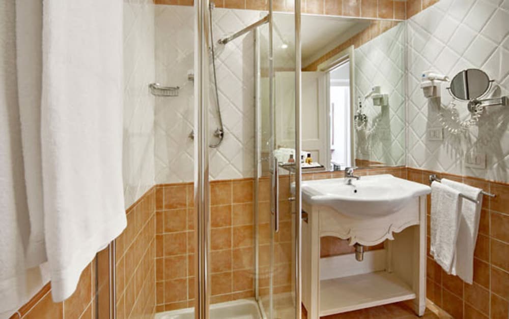 Superior Double or Twin Room, Balcony, Partial Sea View - Photo 7