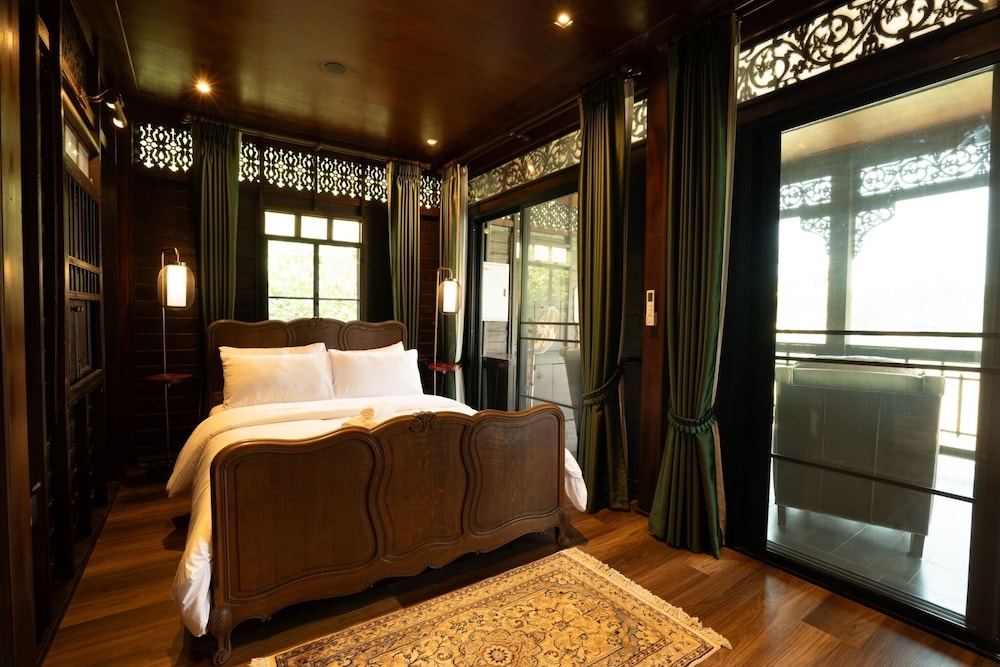 Luxury Single Room, 1 Queen Bed, River View, Tower