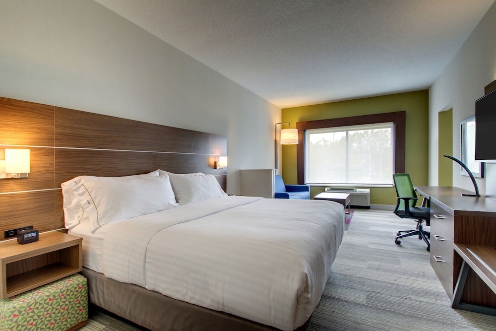 Standard Room, 1 King Bed, Roll-in Shower (Communications) - Photo 2