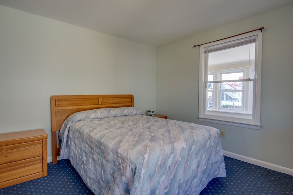 Apartment, 2 Bedrooms, Poolside - Photo 10