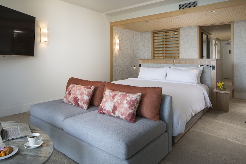 Ocean View Junior Suite King with Balcony photo 1