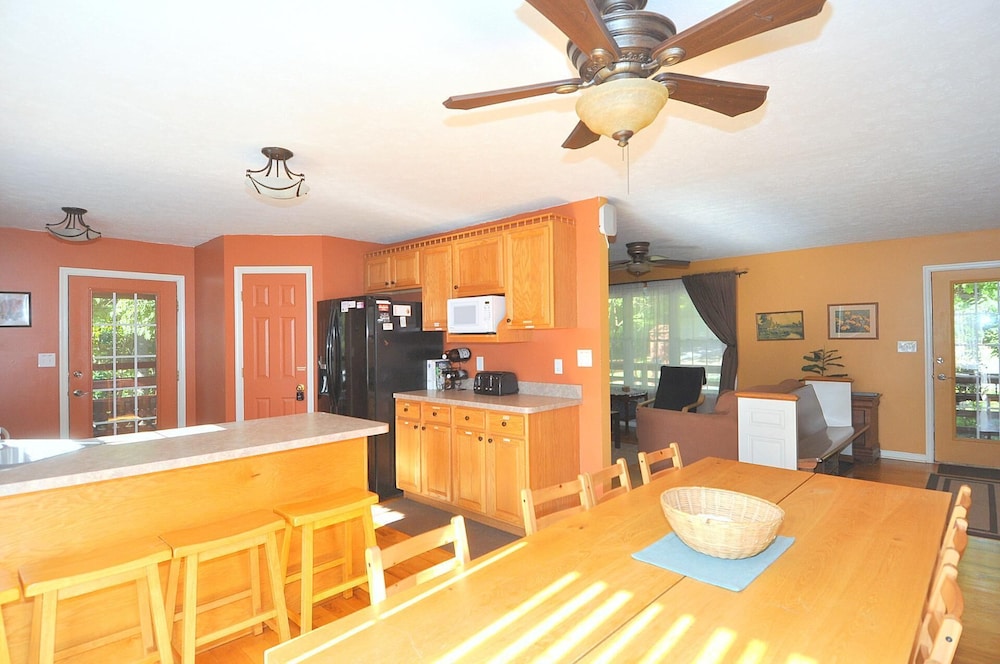 House, Multiple Beds (Creekview Cabin - A Perfect Escape) photo 3