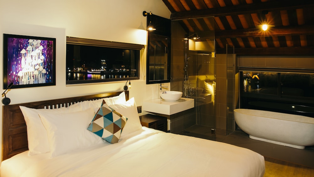 Luxury Suite, River View - Photo 3