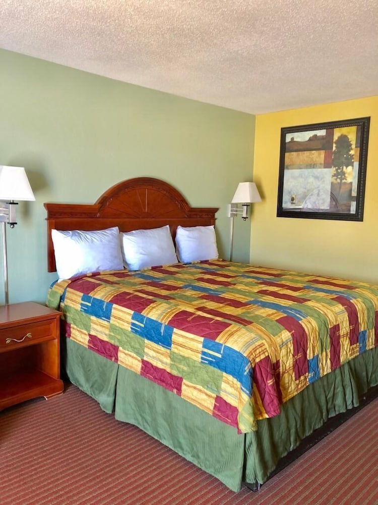 Deluxe Single Room, 1 King Bed, Non Smoking, Refrigerator & Microwave photo 2