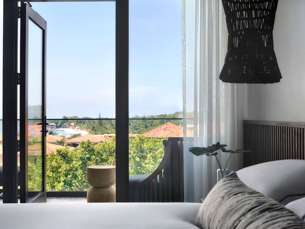 Premium Room, 1 King Bed, Ocean View, Corner - Photo 3