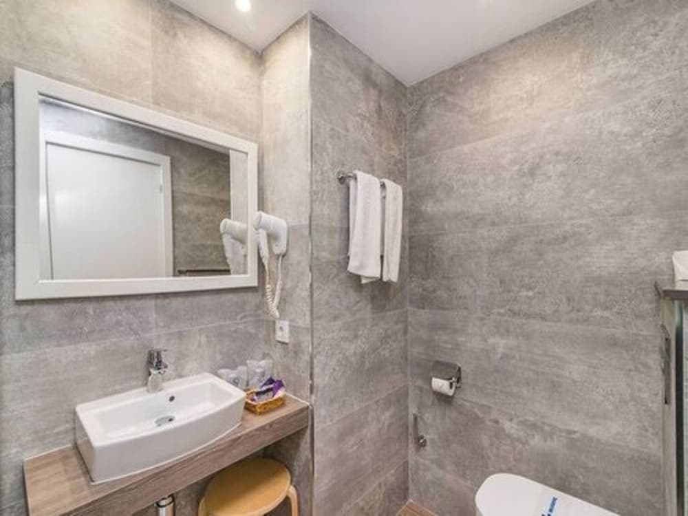 Double Room (Promo 2 Adults + 1 Child) photo 2