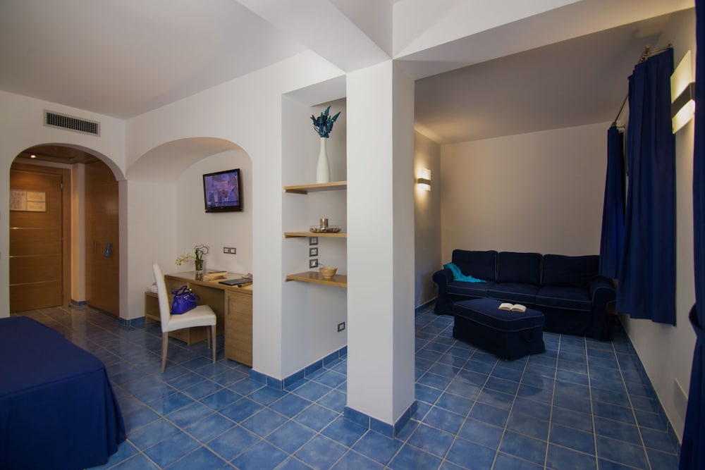 Junior Suite, Partial Sea View