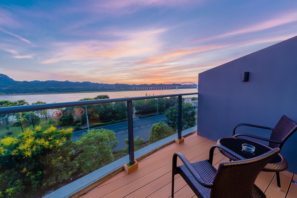 Standard Room, 1 King Bed, River View - Photo 4