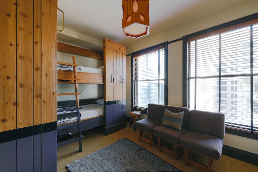 Bed in 6 bed room photo 2