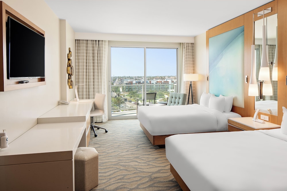 Room, 2 Queen Beds, Partial Ocean View photo 3