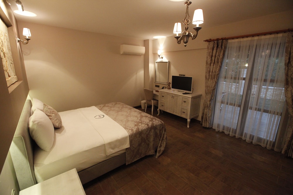 Family Quadruple Room, Patio, Garden View photo 3