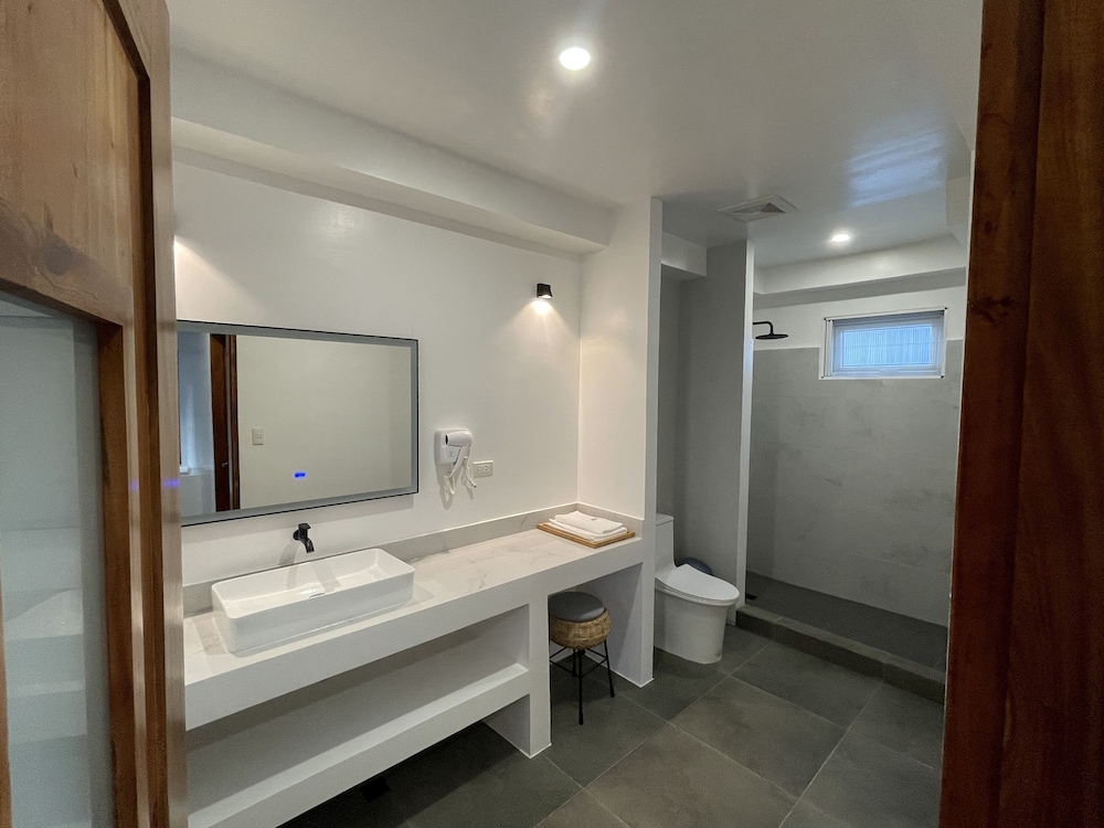 Suite - Photo 20
