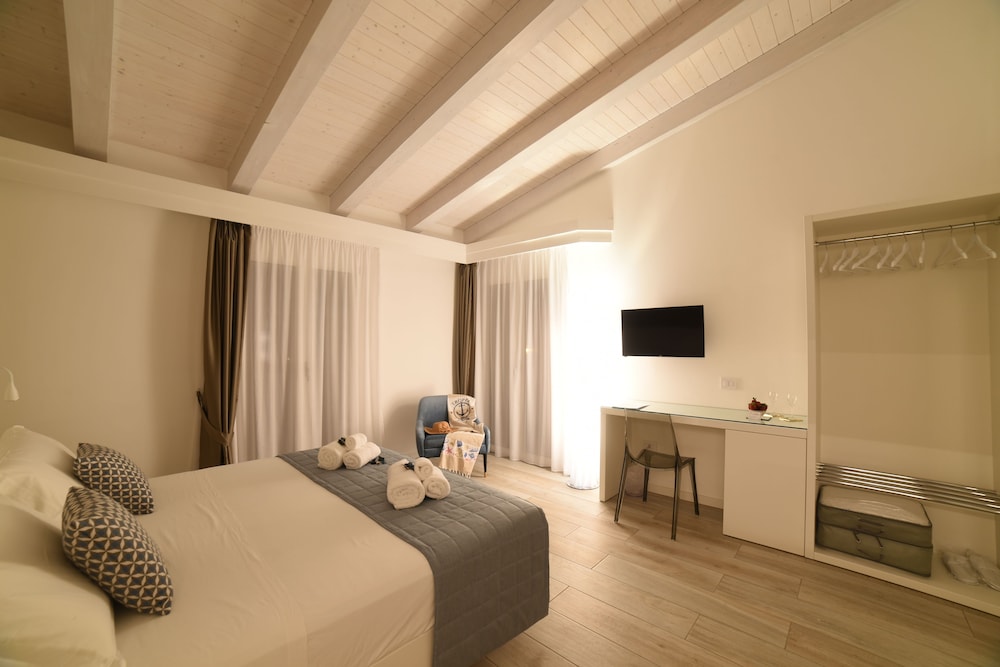 Panoramic Room, 1 King Bed with Sofa bed, Balcony, Sea View photo 3