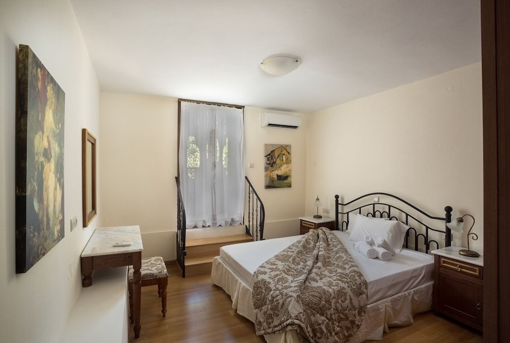 Apartment, 2 Bedrooms, Pool Access photo 2