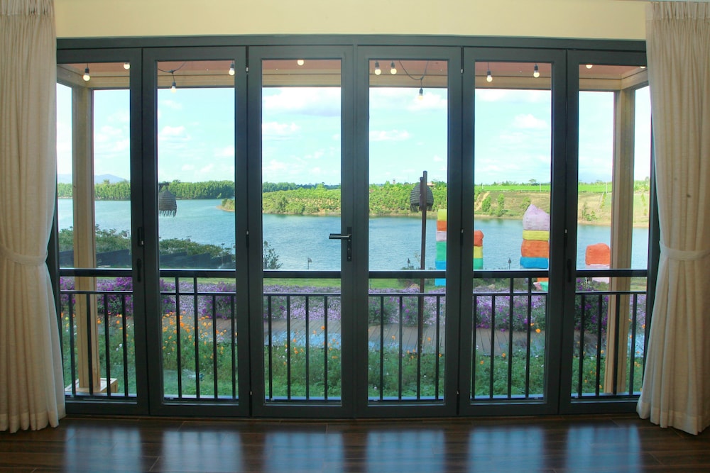 Luxury Studio Suite, 2 Bedrooms, Lake View photo 2