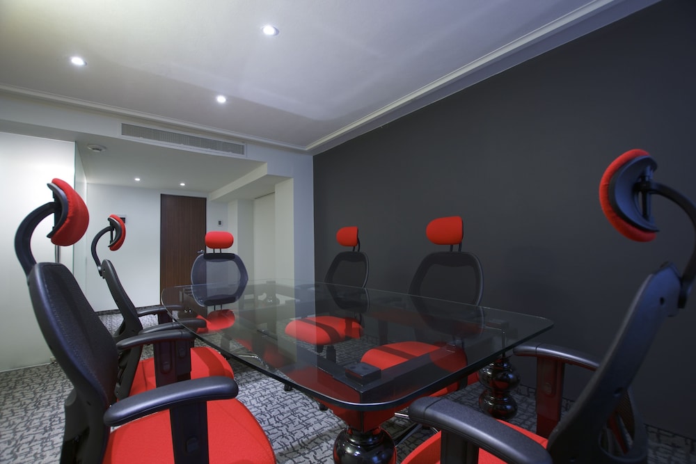Executive Suite, 1 King Bed, Non Smoking thumbnail 5