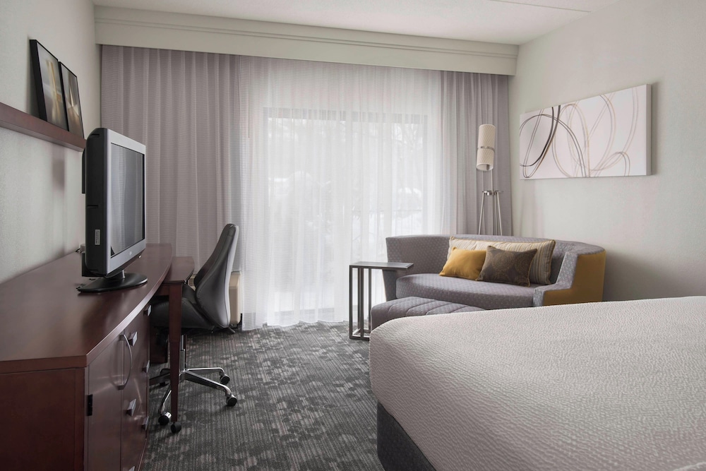 Room, 2 Queen Beds (Mobility/Hearing Access, Roll-In Shwr) - Photo 2