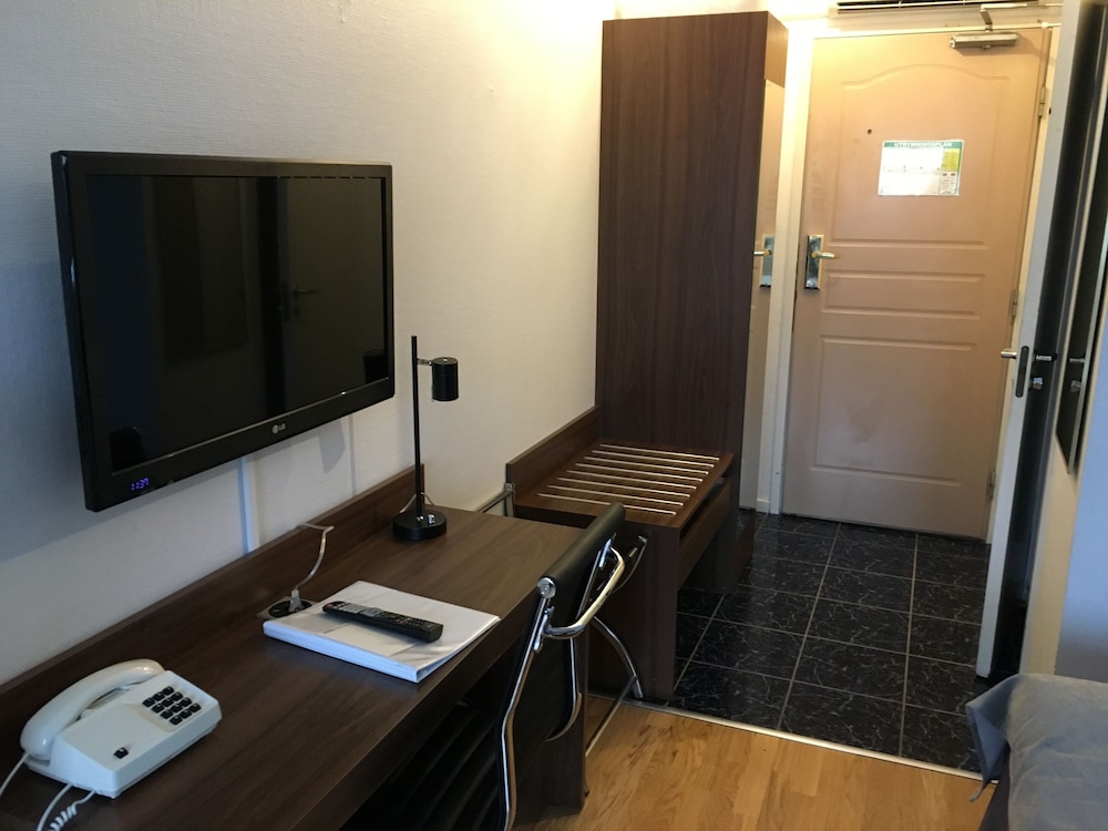 Standard Twin Room - Photo 4