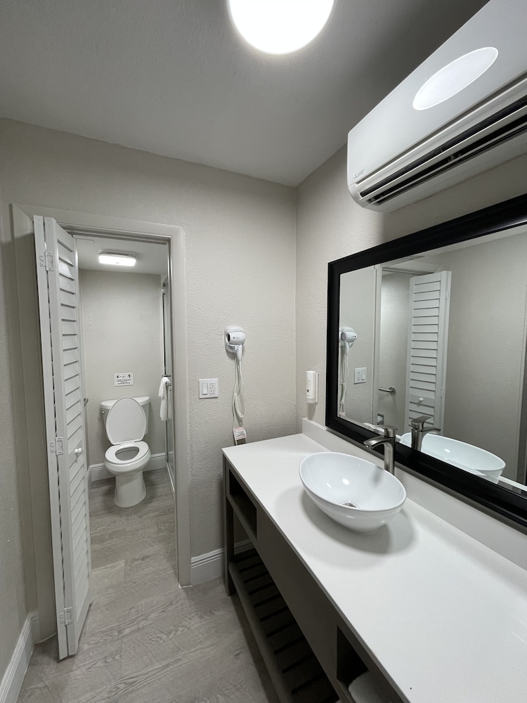 Standard Room, 2 Queen Beds, Non Smoking - Photo 15
