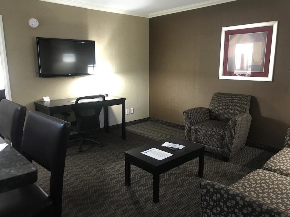 Suite, 2 Queen Beds, Non Smoking, Kitchenette - Photo 2