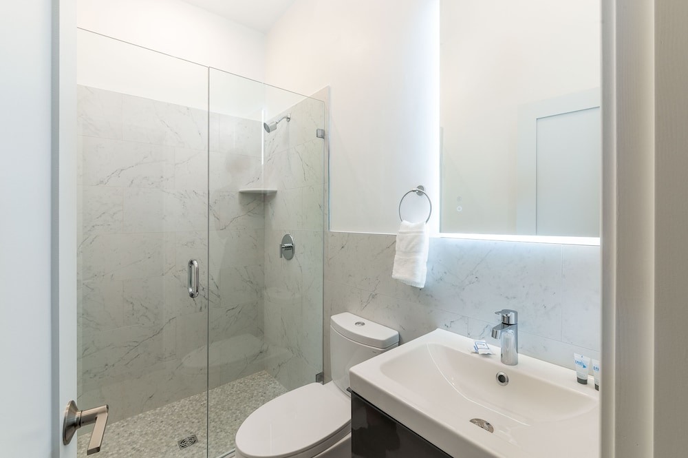 Deluxe Studio (2nd Floor / Unit 207) photo 3