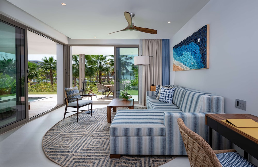 Suite, 1 King Bed, Private Pool, Partial Ocean View