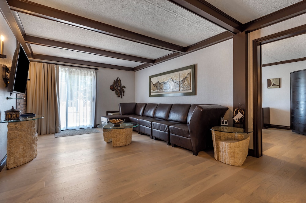 Suite, 1 King Bed, Non Smoking, Refrigerator - Photo 3