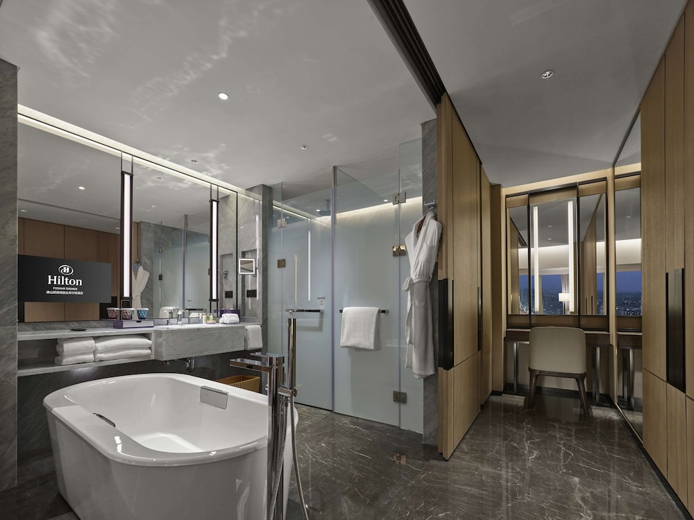 Premier Suite, 1 King Bed photo 3