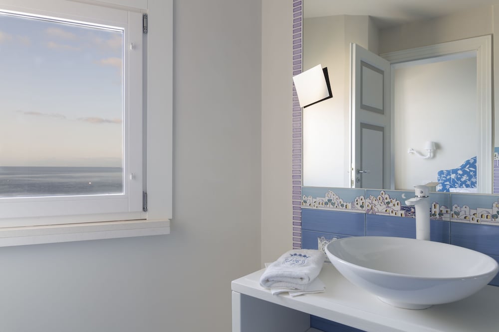 Deluxe Double Room, 1 Queen Bed, Sea View photo 3