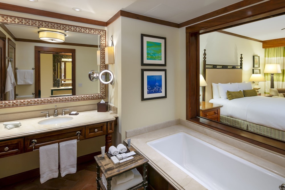 Deluxe Room, 1 King Bed, Balcony - Photo 4