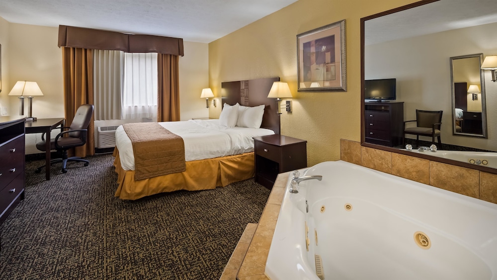 Standard Room, 1 King Bed, Non Smoking, Jetted Tub - Photo 1