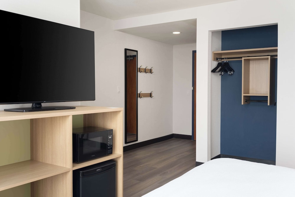 Room, 1 King Bed, Accessible (Mobility & Hearing, Roll-in Shower) - Photo 2