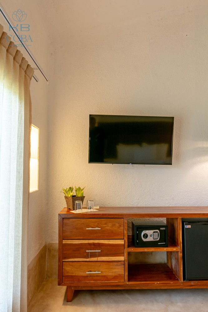 Deluxe Room, 1 King Bed photo 2
