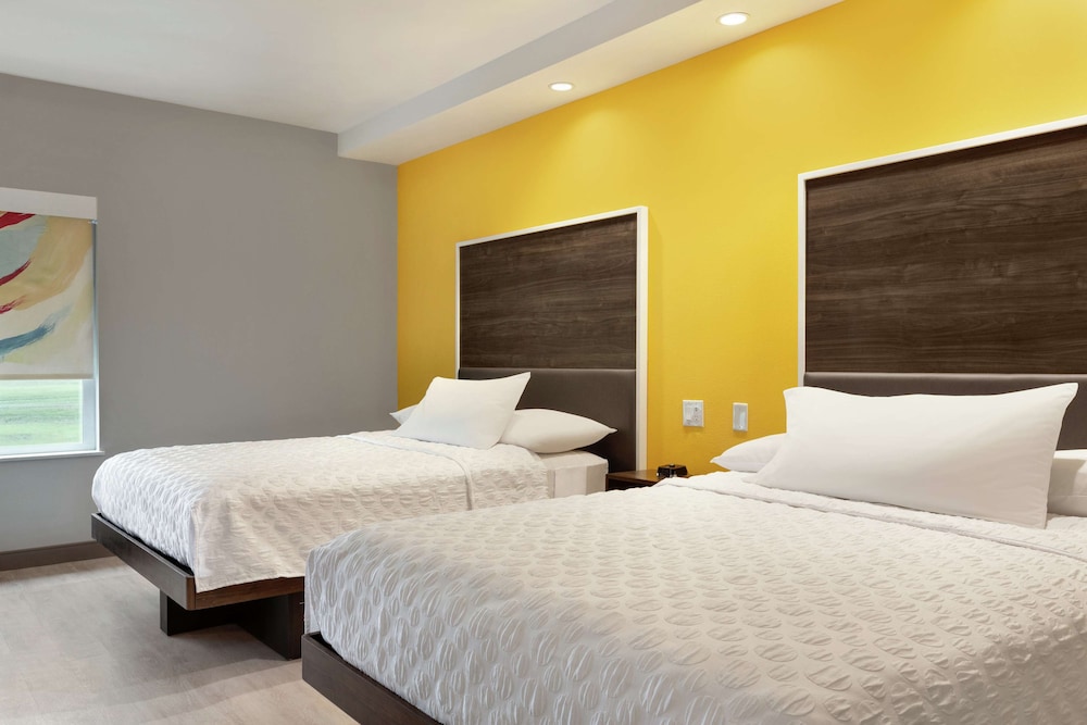 Room, 2 Queen Beds, Accessible, Bathtub photo 2
