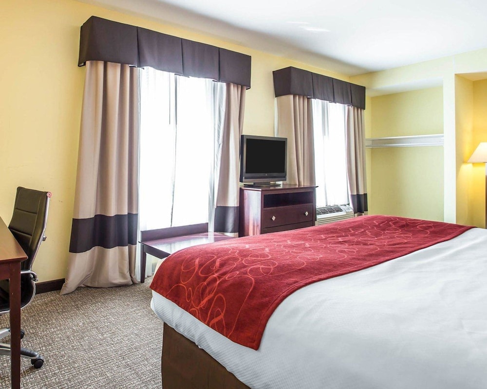Suite, 1 King Bed with Sofa bed, Accessible, Non Smoking - Photo 3