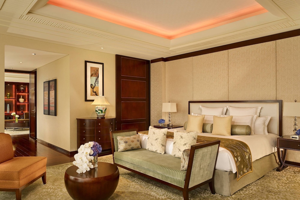 The Ritz-Carlton Suite