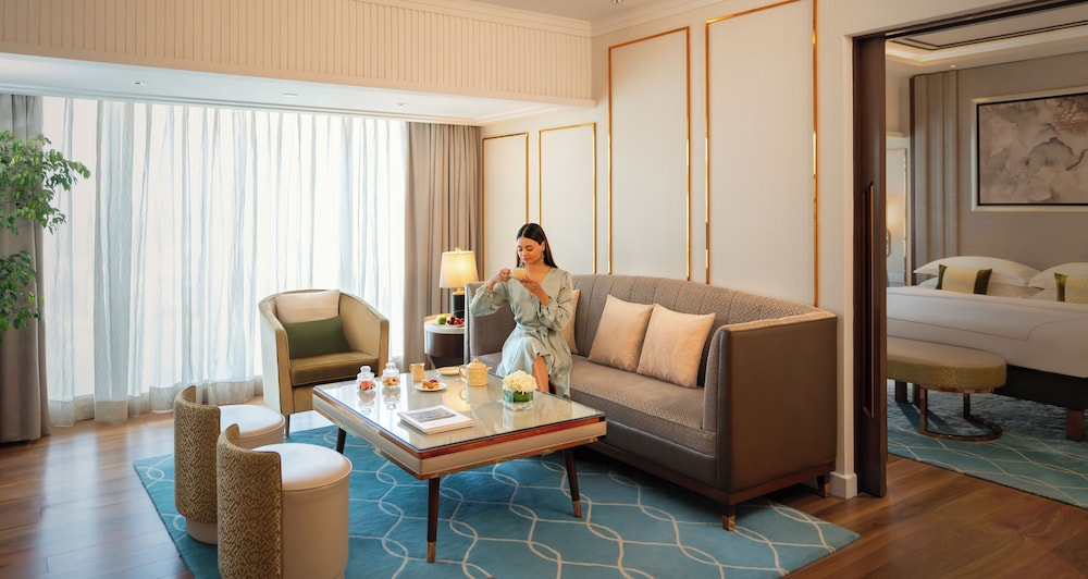 Deluxe Suite, 1 King Bed (Garden) photo 2