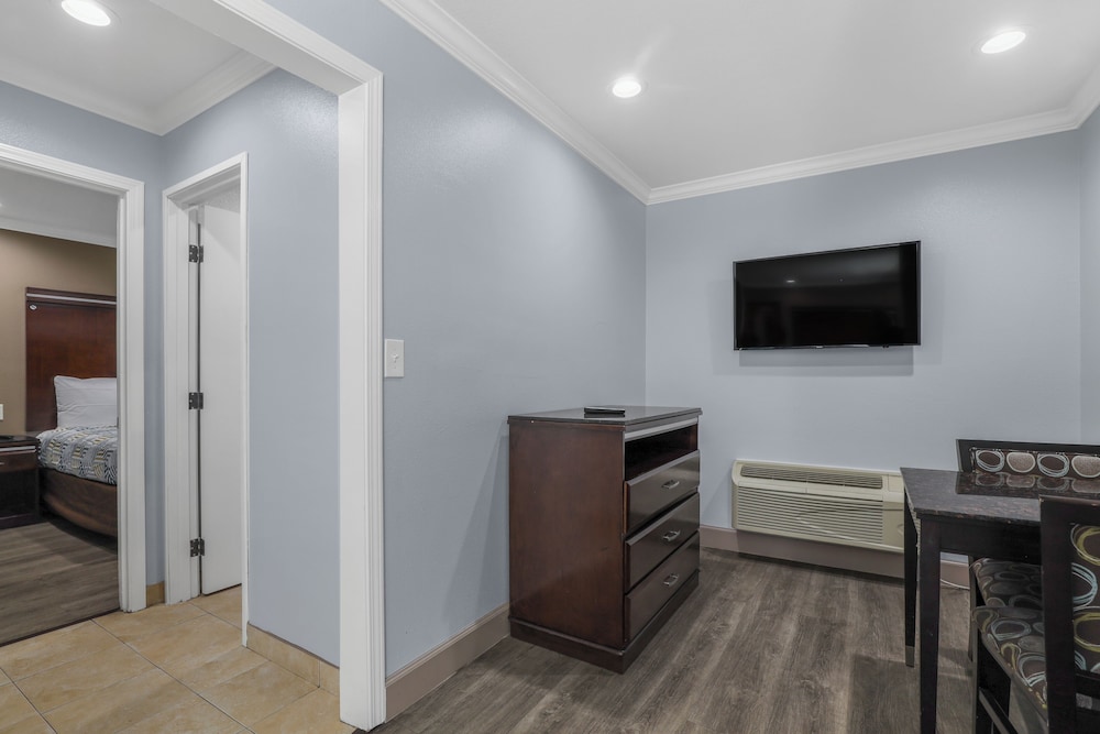 Standard Suite, 2 Queen Beds, Non Smoking, Refrigerator & Microwave - Photo 2