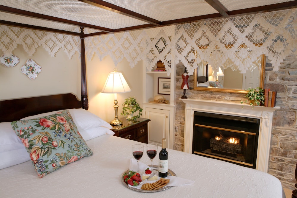 Luxury Queen Room With Balcony - Photo 1