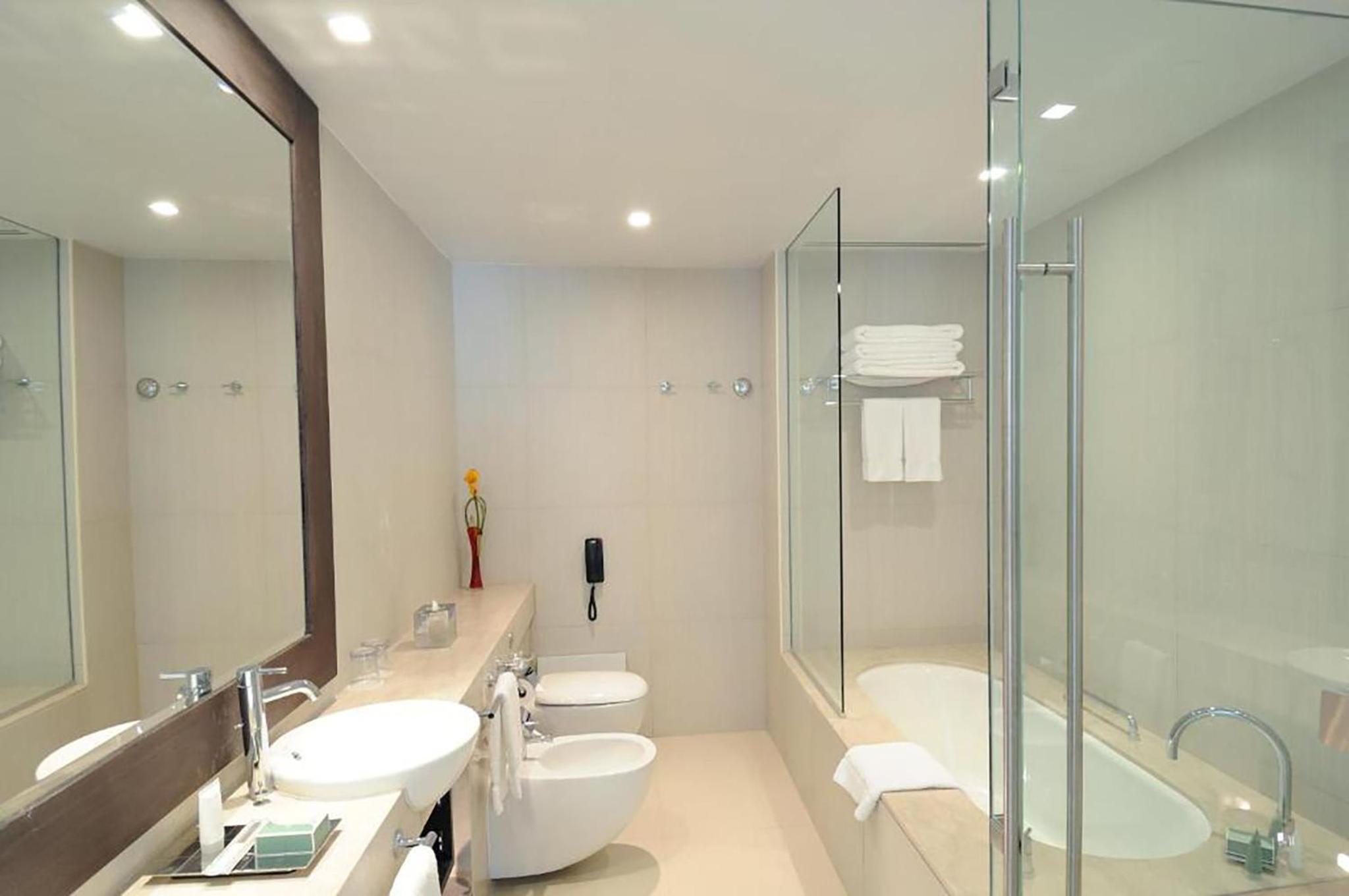 One-Bedroom King Suite With City View - Smoking photo 2