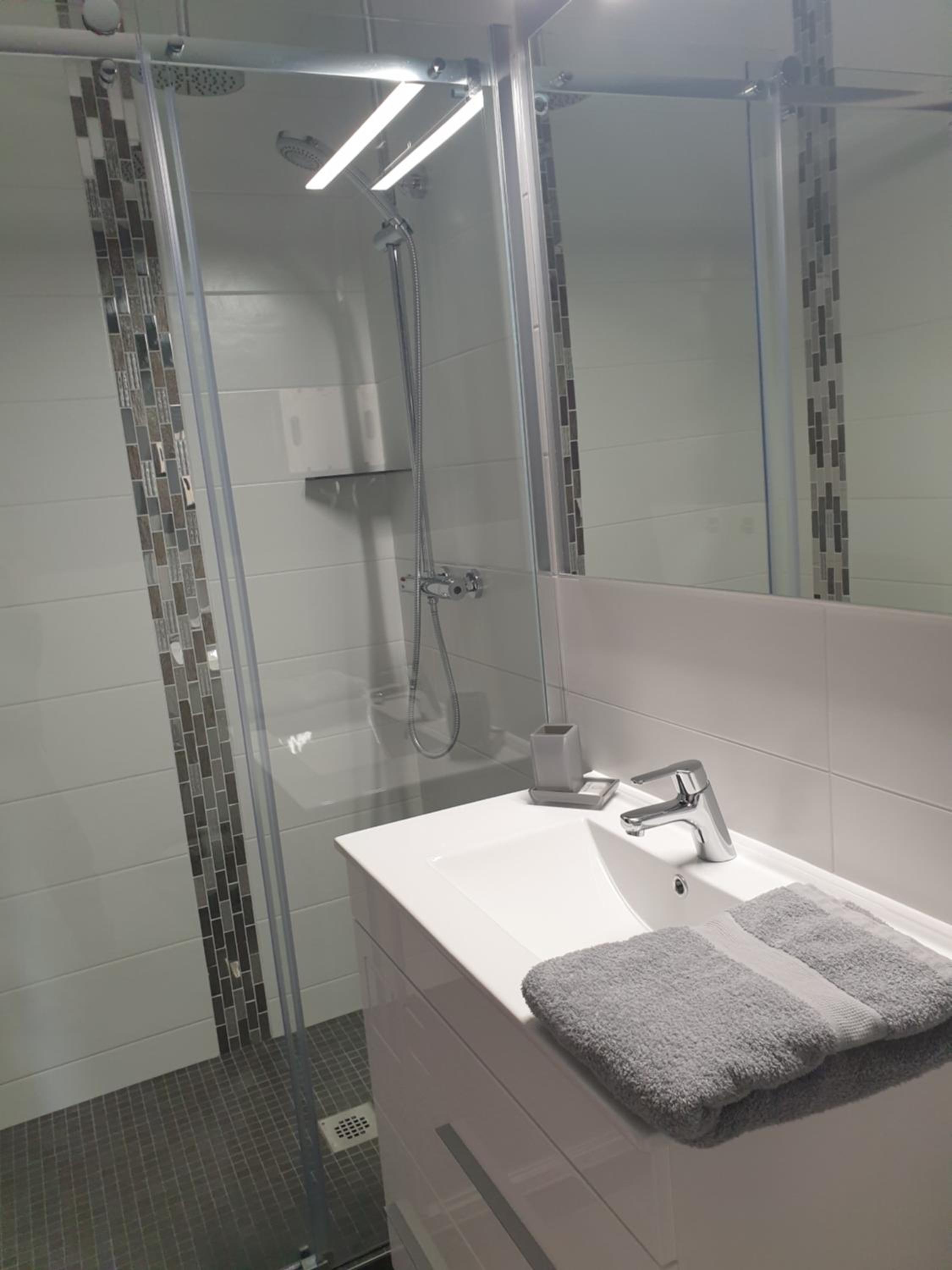 Double Room with Private Bathroom - Photo 4